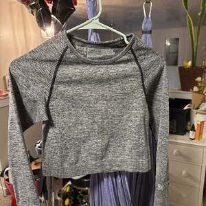 Victoria's Secret PINK Seamless Active Cropped T-Shirt Long Sleeve
